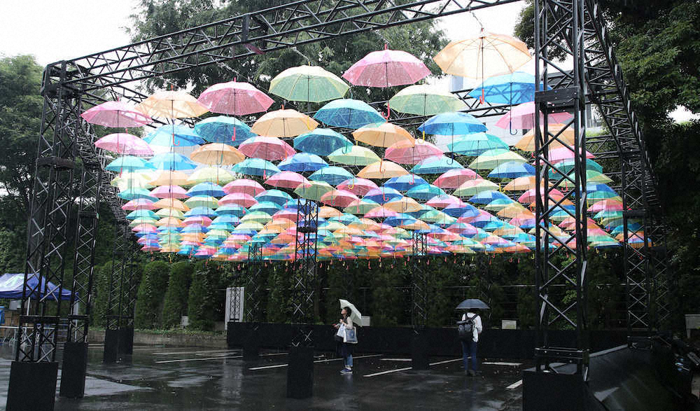 ＜ヤ・オ1＞神宮球場前の色とりどりの傘のアート（撮影・篠原岳夫）