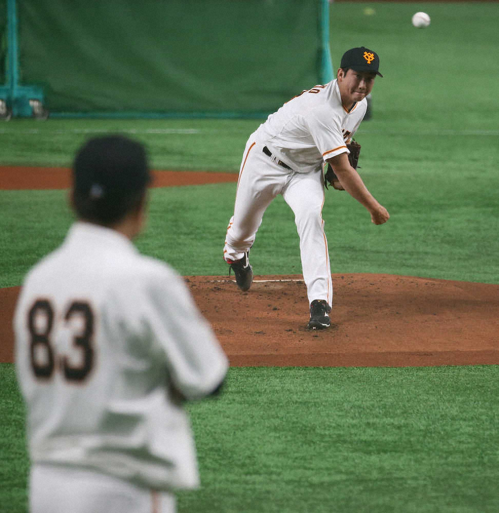 【画像・写真】試合前、原監督が見守る中、東京ドームのマウンドでピッチングを行った菅野（撮影・森沢裕）