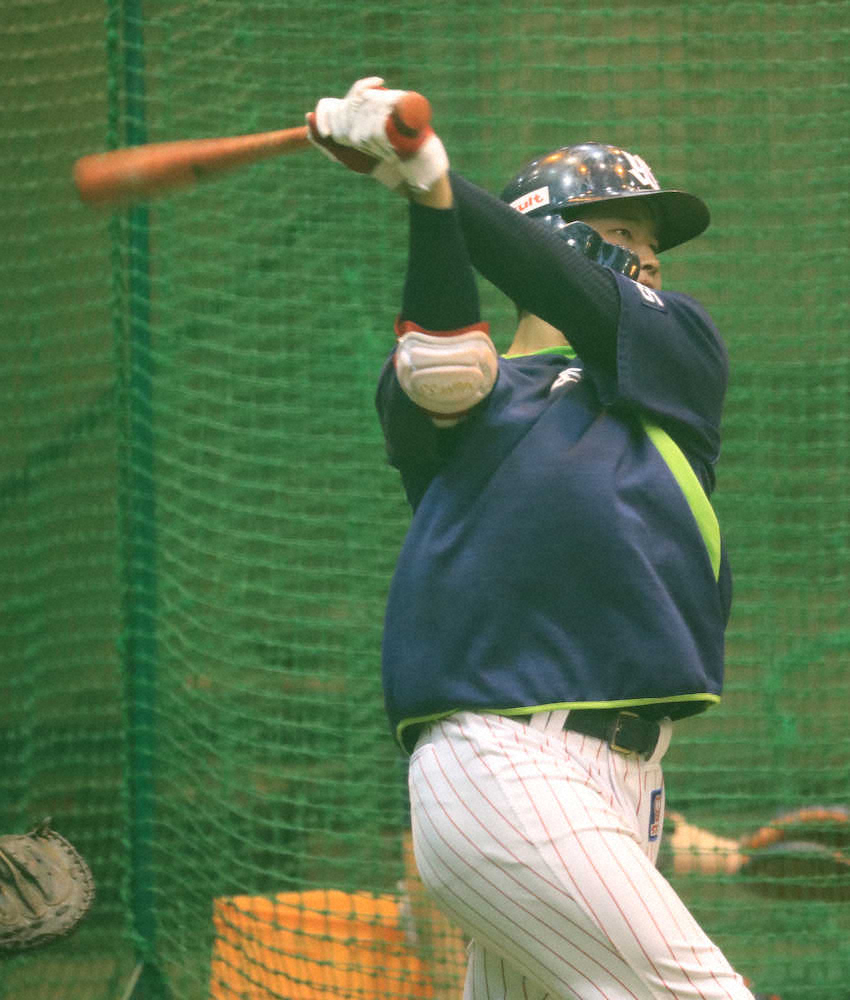 【画像・写真】オリックス戦が雨天中止となり、室内でフリー打撃をする村上（撮影・篠原岳夫）