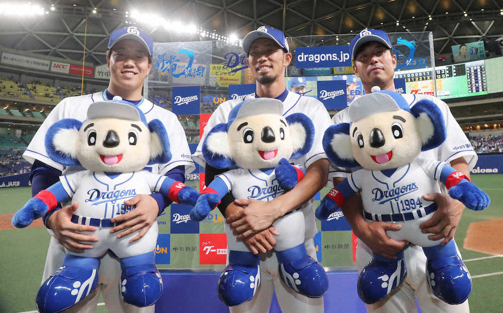 【画像・写真】交流戦初勝利を挙げ、お立ち台で笑顔をみせる（左から）柳、藤井、武山（撮影・椎名　航）