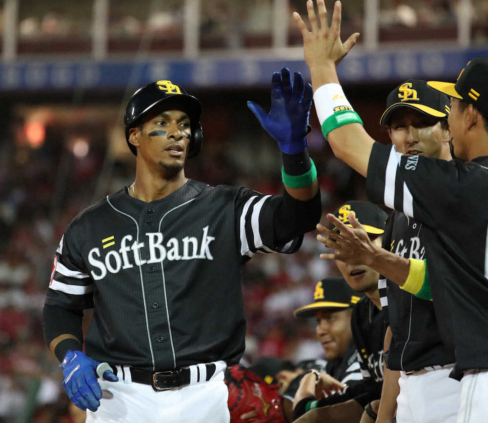 【画像・写真】6回、グラシアルは左中間にソロ本塁打を放ちナインとタッチを交わす（撮影・奥　調）