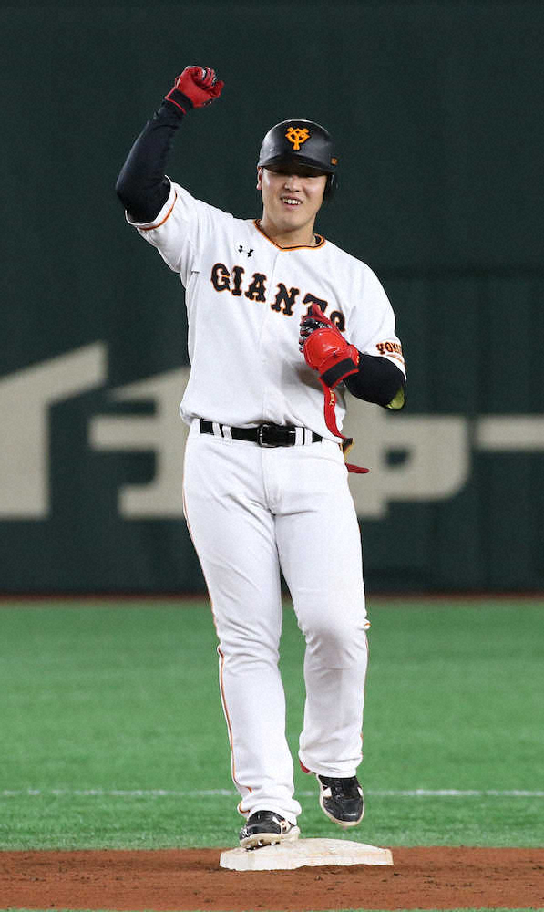 【画像・写真】5回、勝ち越し二塁打を放った岡本はベース上でガッツポーズ（撮影・森沢裕）