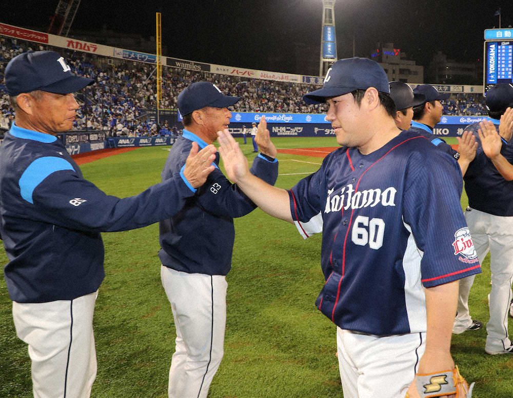 【画像・写真】辻監督（左）とハイタッチする中村（撮影・島崎忠彦）