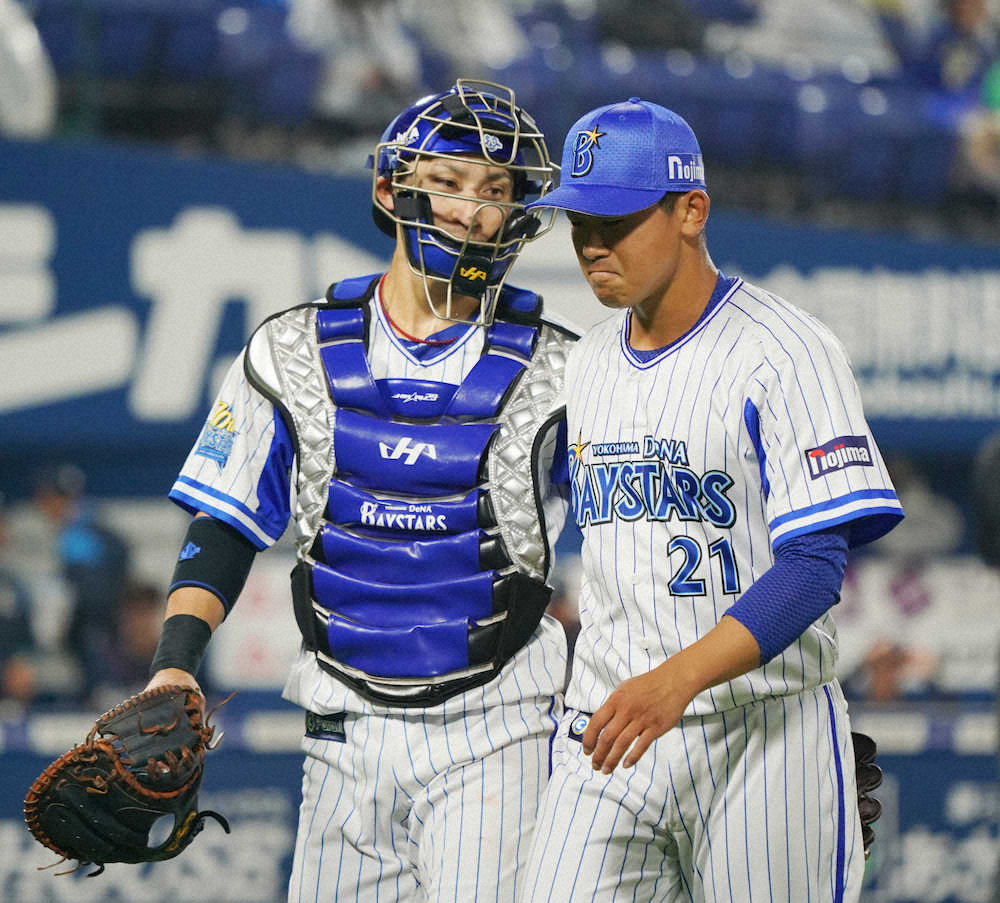 【画像・写真】ベンチへ戻る先発・今永（右）と伊藤光（撮影・島崎忠彦）