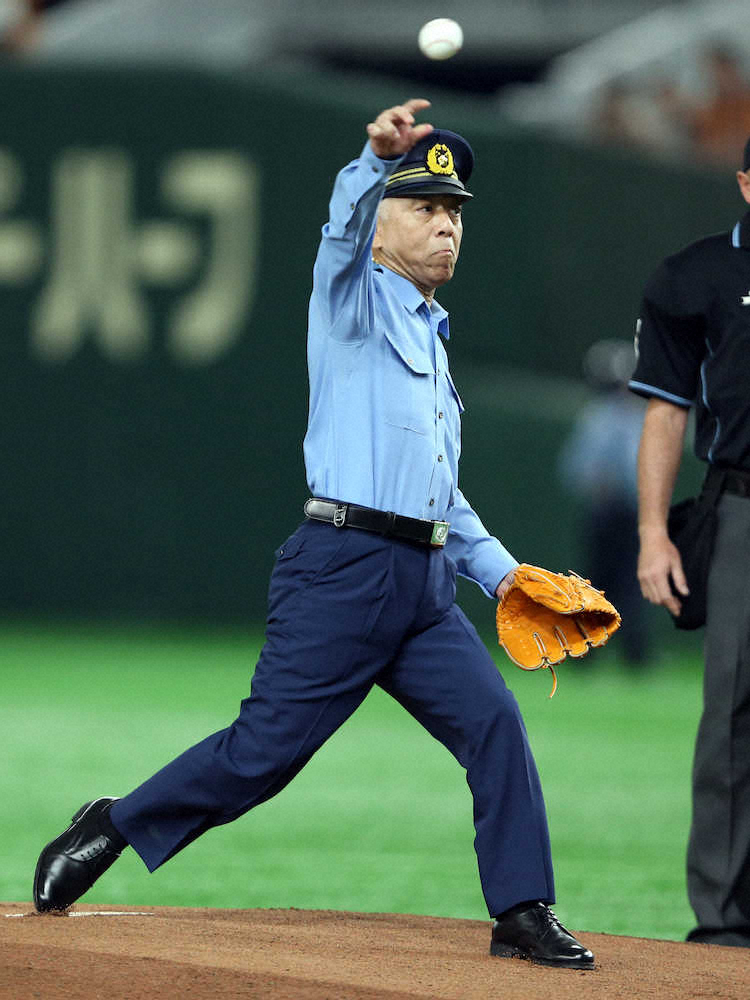 三浦警視総監が制服姿で始球式 ドーム観客拍手に敬礼 スポニチ Sponichi Annex 野球