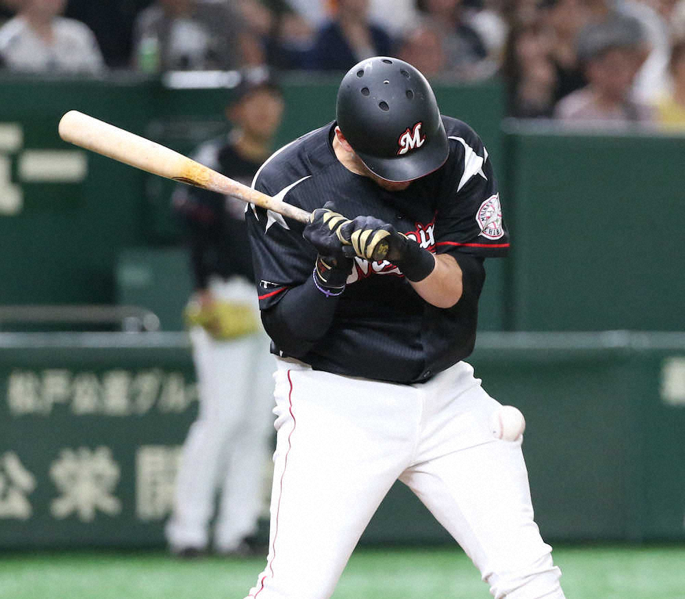 【画像・写真】ロッテ・レアード　死球受け途中交代…左肘に直球直撃