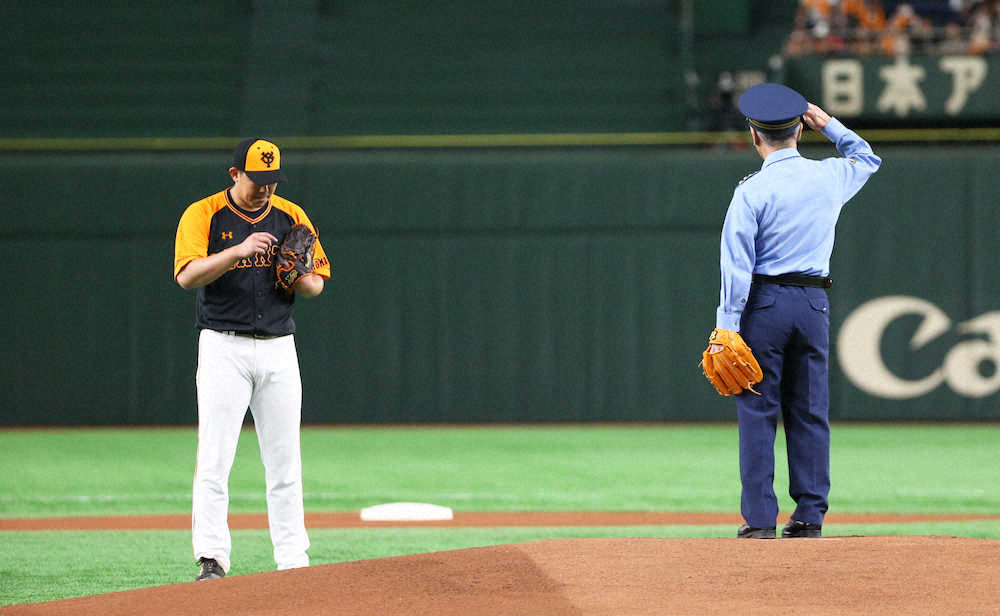 【画像・写真】三浦警視総監が制服姿で始球式　ドーム観客拍手に敬礼