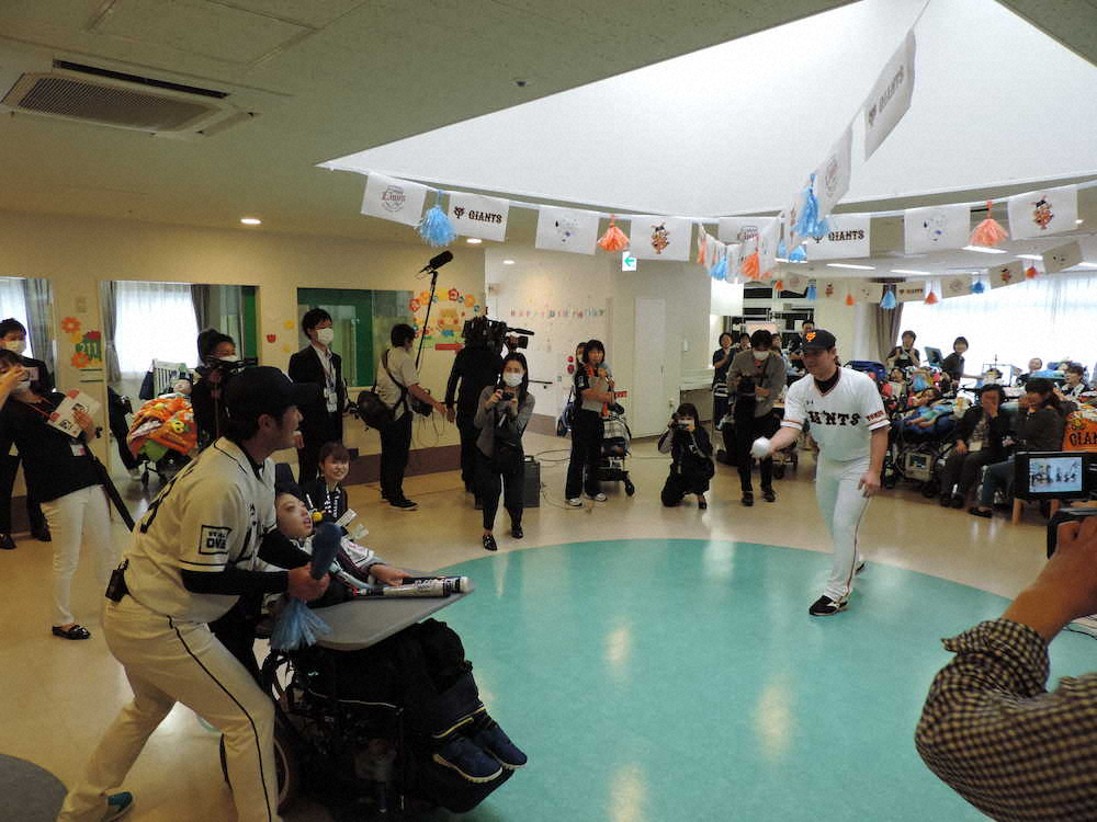 医療型障害児入所施設「カルガモの家」を訪問した巨人・炭谷（右）と西武・武隈は、子どもたちとふれあった