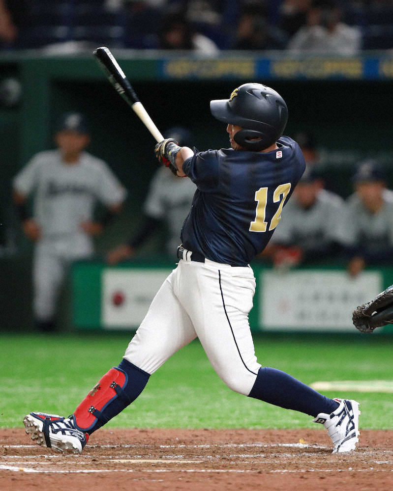 4回無死一塁、八戸学院大・武岡が右越え2ラン本塁打を放つ（撮影・郡司　修）