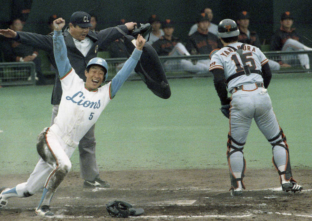 87年日本シリーズ西武―巨人第6戦　8回2死二塁、西武・秋山の中前打で二塁走者の辻（左）が一挙に生還