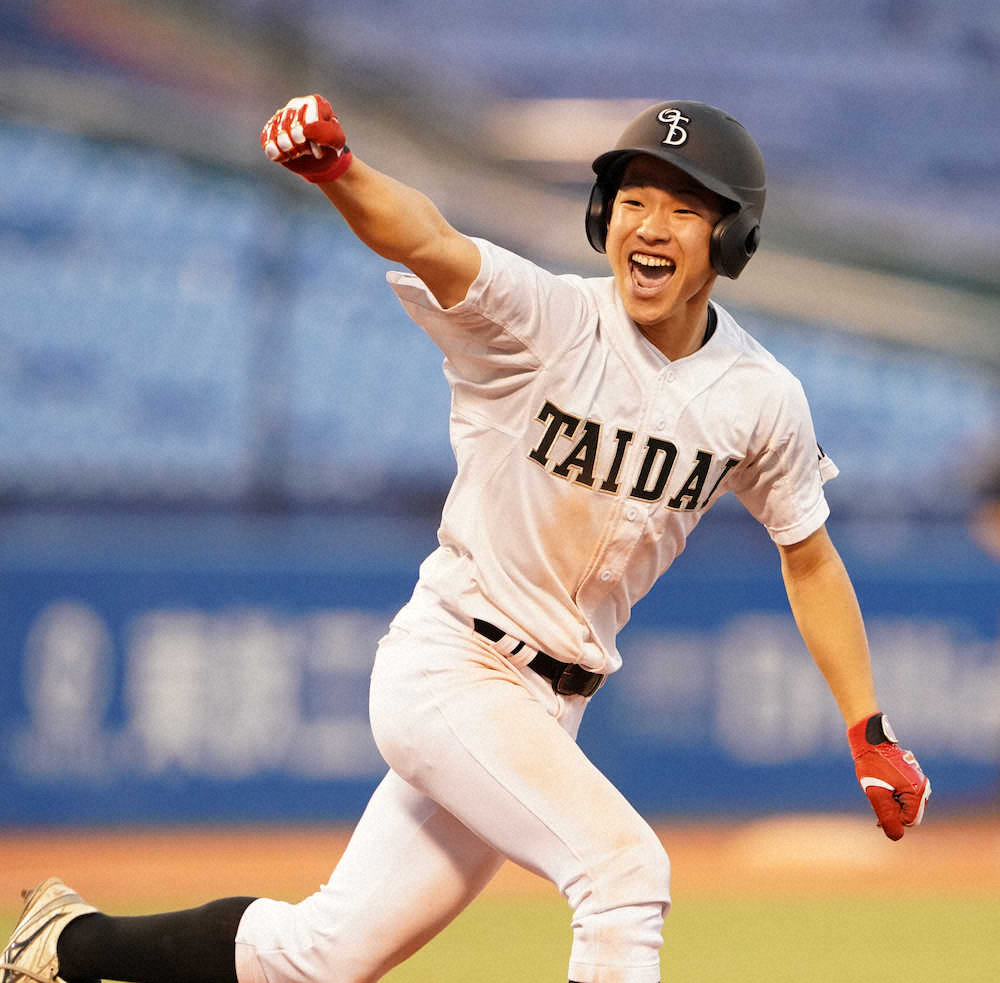 【画像・写真】大体大　延長タイブレークでサヨナラ勝ち　OB上原氏らの激励をパワーに