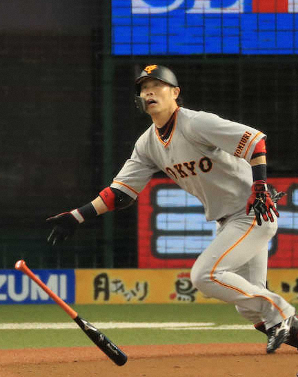 【画像・写真】初回、亀井が右中間に先頭打者ホームランを放つ（撮影・篠原岳夫）