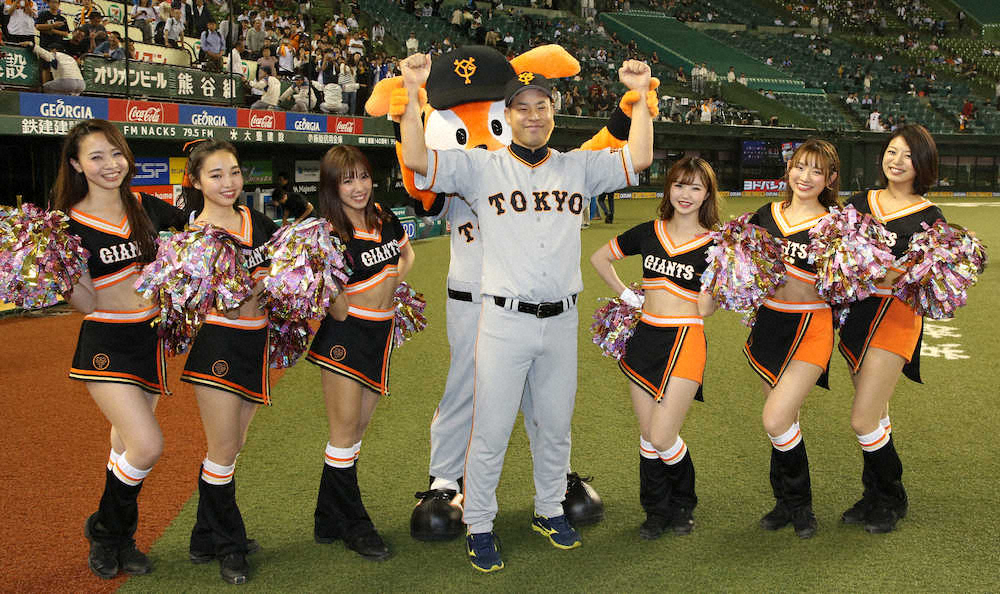 【画像・写真】3イニングをパーフェクトに抑えた高木はジャビットとビーナスの祝福を受ける（撮影・森沢裕）