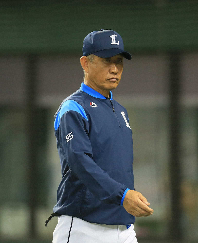 【画像・写真】選手交代を告げた辻監督は険しい表情でベンチに戻る（撮影・尾崎　有希）