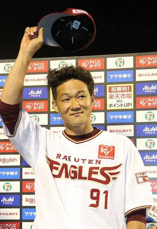 【画像・写真】お立ち台で帽子を振ってファンの声援に応える久保（撮影・村上　大輔）