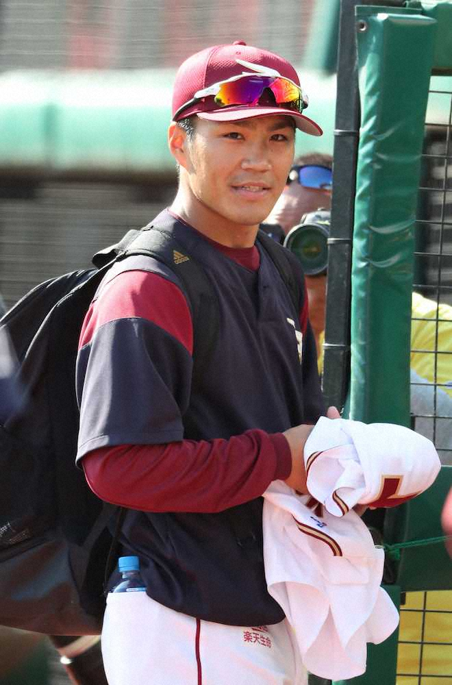 【画像・写真】笑顔で球場を後にする則本（撮影・村上　大輔）