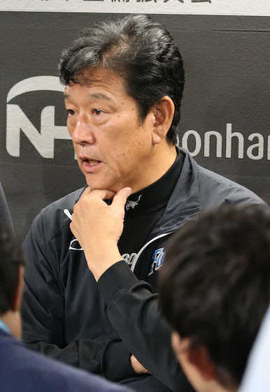 【画像・写真】報道陣に対応する栗山監督（撮影・森沢裕）