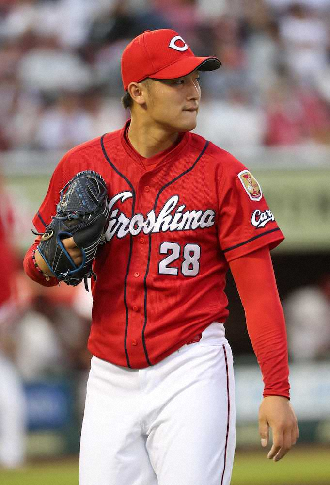 【画像・写真】初回、3本塁打を浴びた床田は唇をかみながらベンチに戻る（撮影・村上　大輔）