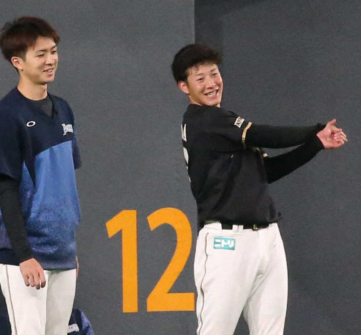 試合前練習、素振りをする吉田輝（左）は上沢（撮影・高橋茂夫）