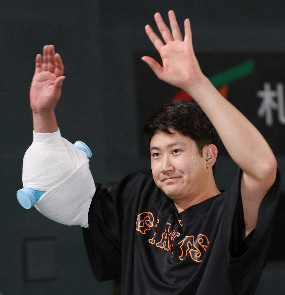 【画像・写真】日本ハムに勝利し、スタンドからの声援に応える菅野（撮影・西尾　大助）