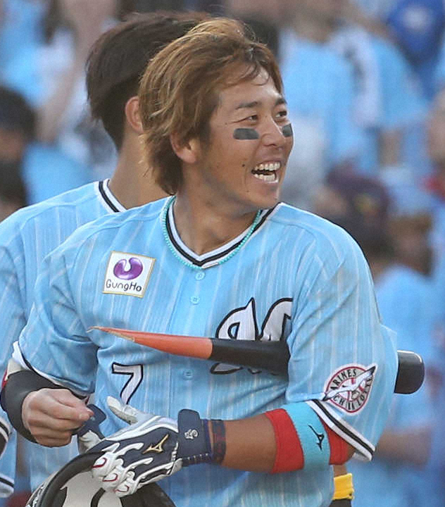 【画像・写真】9回2死満塁、右前にサヨナラ2点適時打を放った鈴木は折れたバットの先っぽを大切そうに抱える（撮影・西海健太郎）