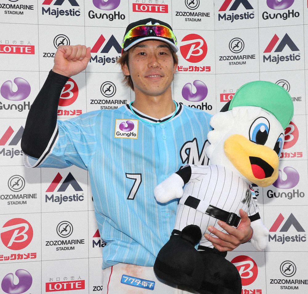 【画像・写真】ヒーローインタビューでガッツポーズする鈴木（撮影・西海健太郎）