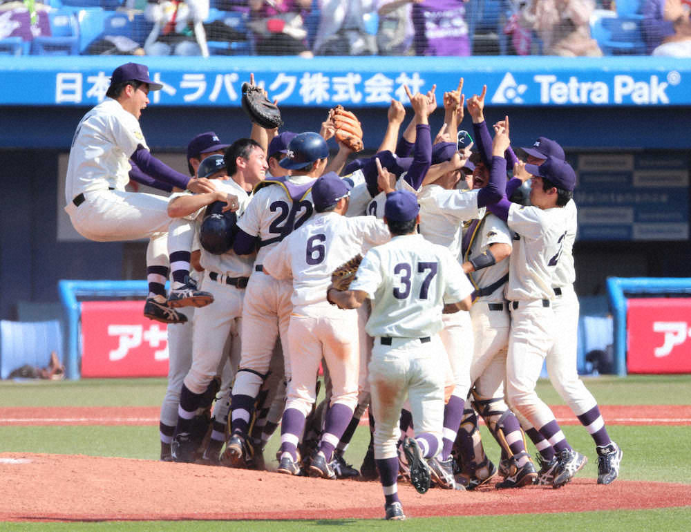 【画像・写真】明大38年ぶり日本一の陰に“メロンパワー”　81年Vメンバーが120個差し入れ