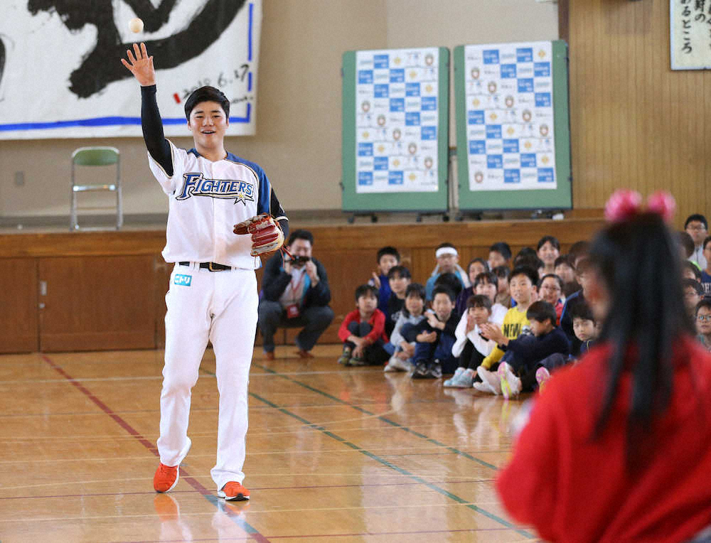 札幌市内の小学校訪問で、子供たちとキャッチボールをする清宮（撮影・高橋茂夫）