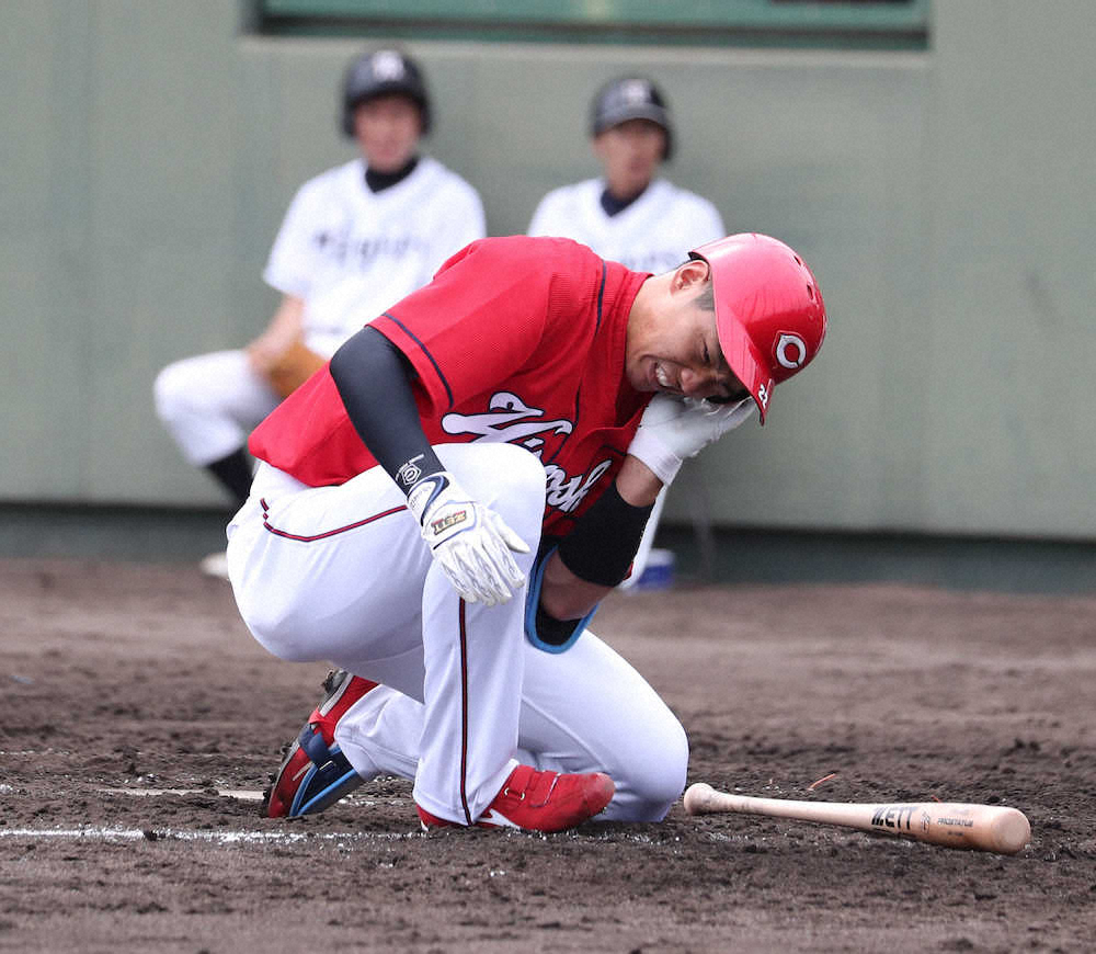 【画像・写真】広島・中村奨　実戦復帰試合で頭部に死球受け負傷交代　救急車で病院へ搬送