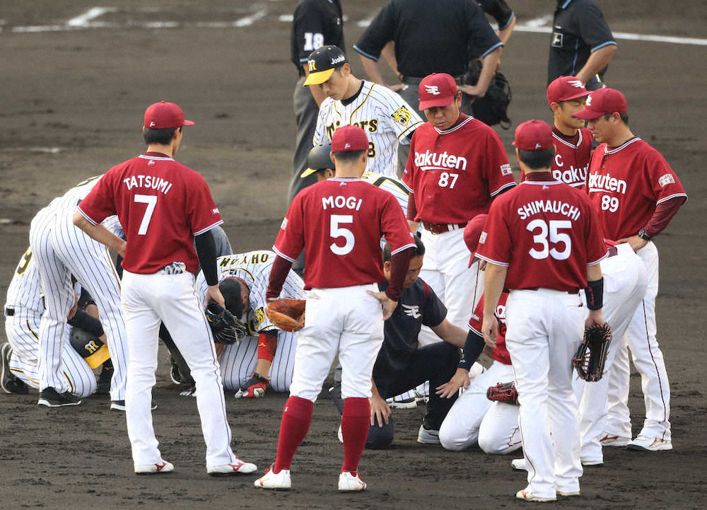 【画像・写真】阪神　大山と浅村が交錯、倒れ込むアクシデント