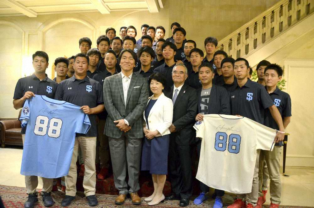 四国アイランドリーグplusの選手らと記念撮影に応じる松井秀喜さん（1列目左から3人目）