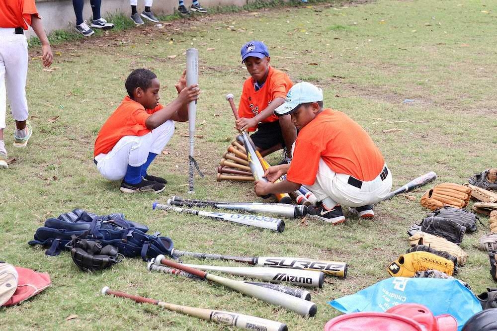 渡航費支援を呼びかけている野球のフィジーU12代表。練習中に道具を並べる選手たち