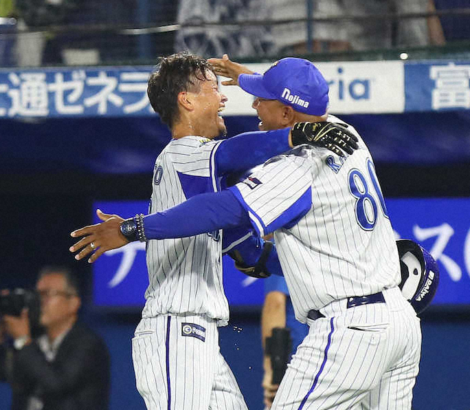 【画像・写真】9回1死二塁、サヨナラ二塁打を放ちラミレス監督に祝福される大和（左）（撮影・会津　智海）