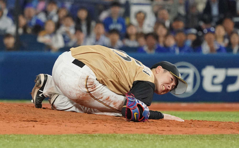 18日、DeNA・ソトの打球が直撃し倒れる日本ハム先発・上沢（撮影・島崎忠彦）