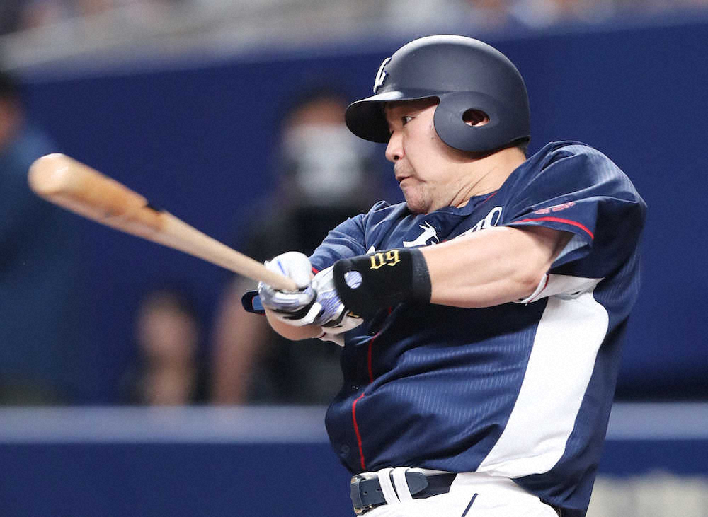 【画像・写真】9回1死満塁、中村は勝ち越しとなる中前2点適時打を放つ（撮影・椎名　航）