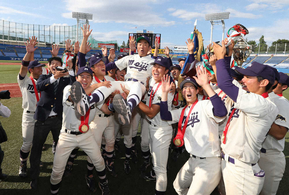 【画像・写真】明大38年ぶりの日本一　大阪―東京の遠距離を通いつめた田中コーチも宙に舞う