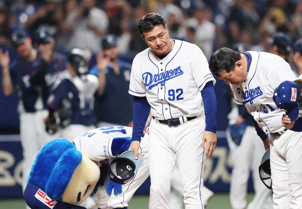 【画像・写真】西武に3連敗し、ガックリと頭を下げる与田監督（撮影・椎名　航）