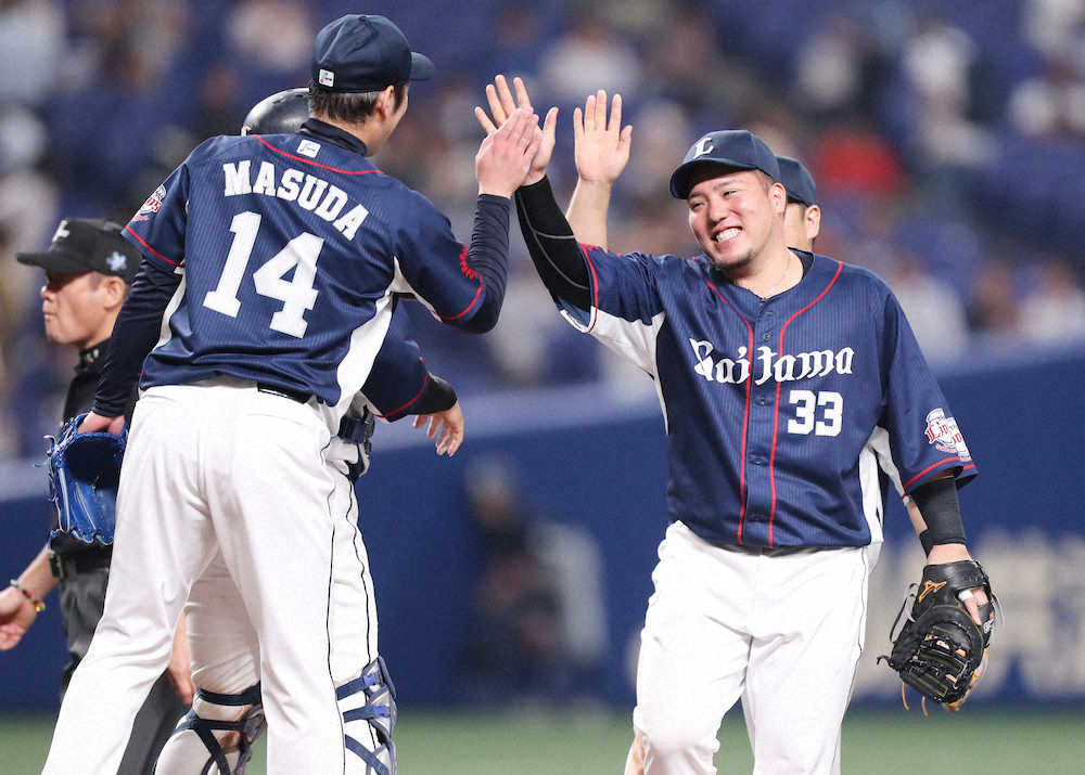 【画像・写真】中日に3連勝し、ホームランを放った山川（右）は笑顔でナインとハイタッチする（撮影・椎名　航）