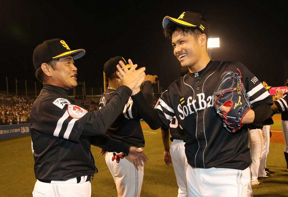 【画像・写真】プロ初セーブの甲斐野（右）は工藤監督と笑顔でハイタッチ（撮影・村上　大輔）