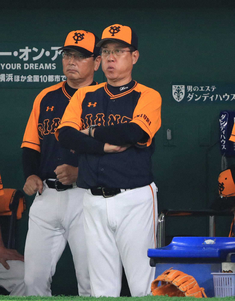 【画像・写真】厳しい表情で試合を見守る原監督（撮影・白鳥　佳樹）