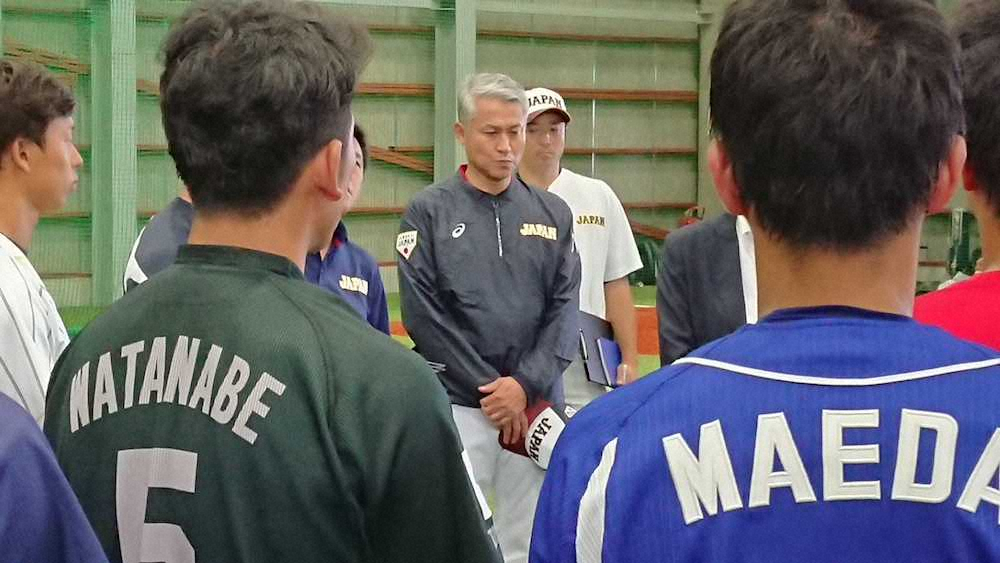 【画像・写真】侍ジャパン社会人日本代表選考合宿初日でナインにあいさつする石井章夫監督（中央）