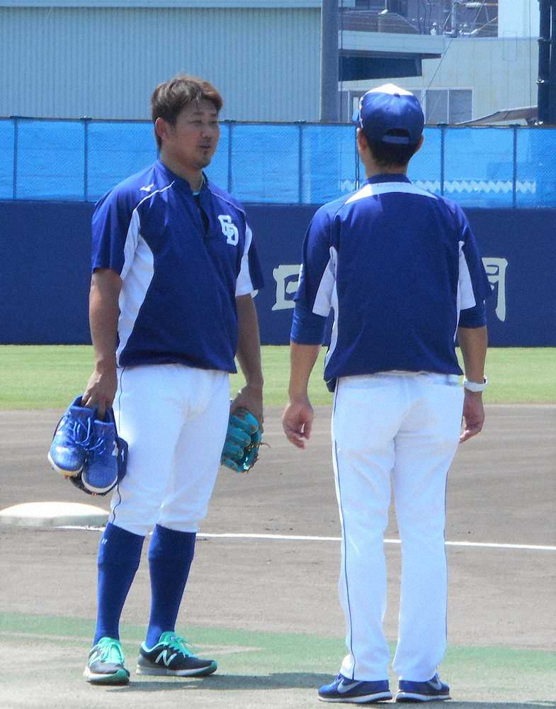 小笠原2軍投手コーチと話す松坂（左）
