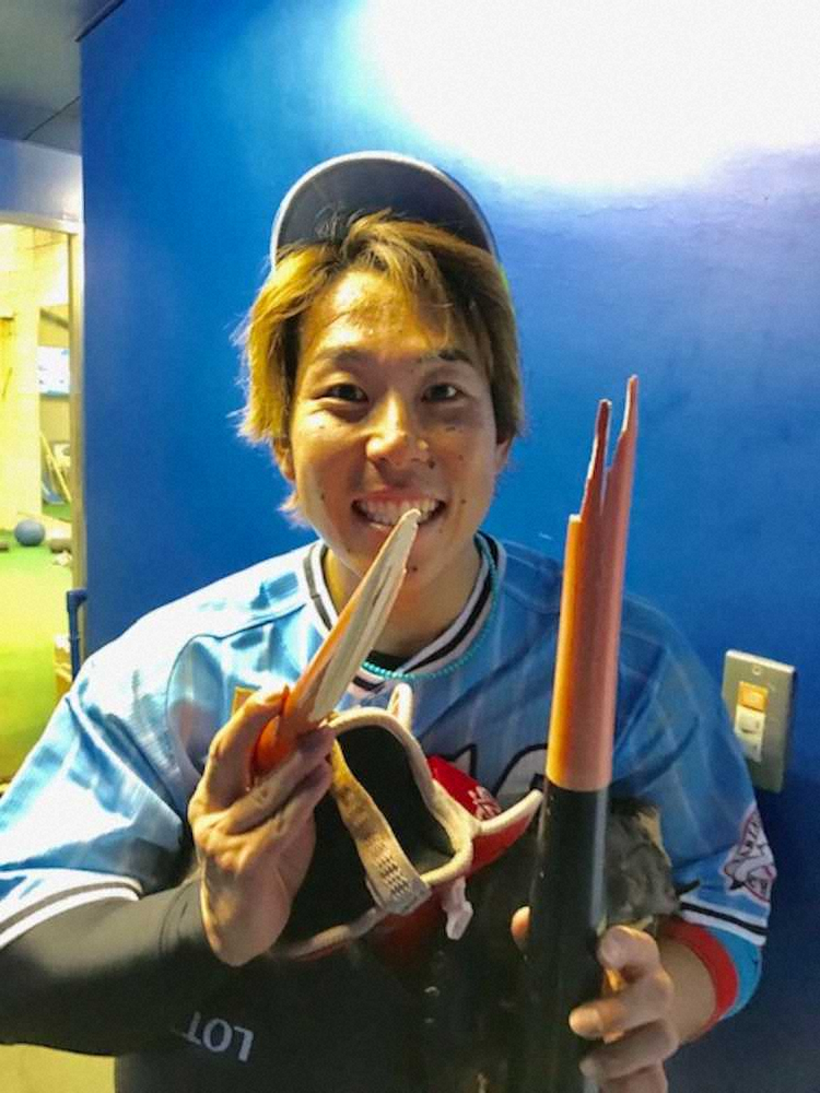 【画像・写真】折れたバットを手にするロッテ・鈴木