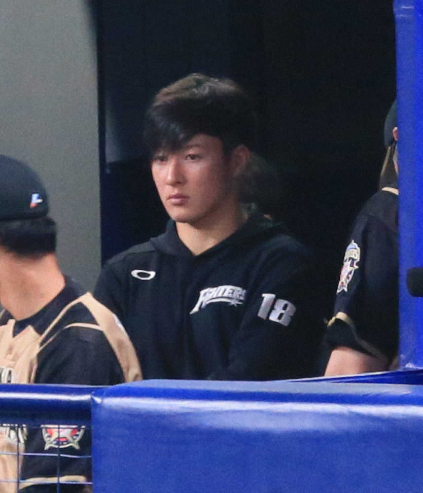 3回で降板した吉田輝は、ベンチで呆然とした表情を見せる（撮影・尾崎　有希）