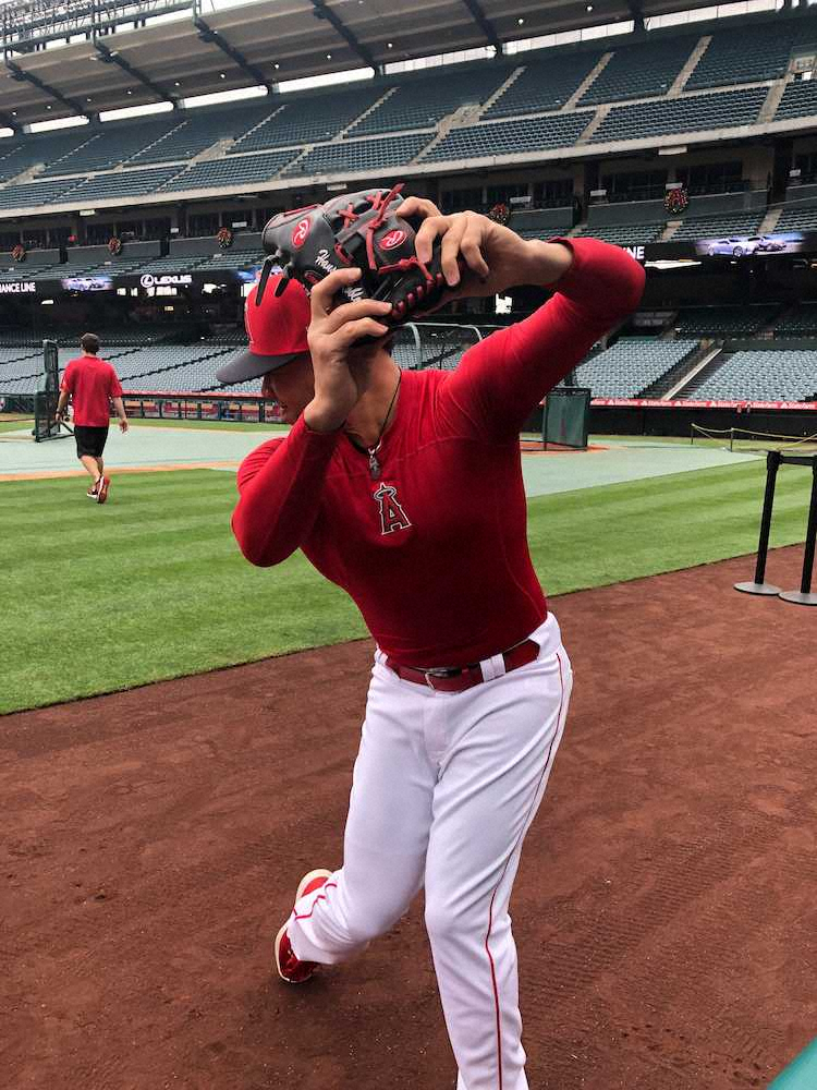 【画像・写真】大谷　5試合ぶりスタメン!守護神ロブレスも喜び、手のひらに「やっとスタメンだ!!」