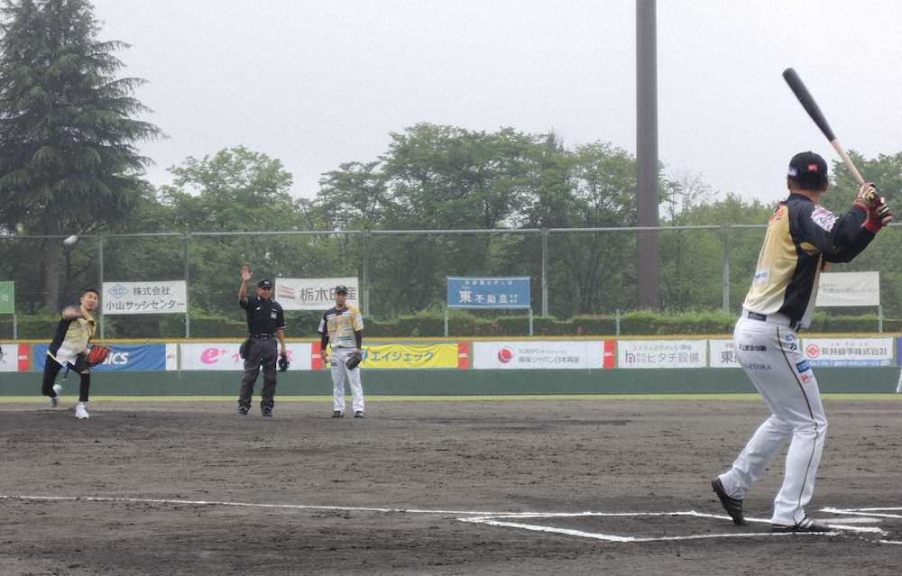 BC栃木の西岡剛（右）を相手に始球式を行うWBO世界スーパーフライ級王者・井岡一翔