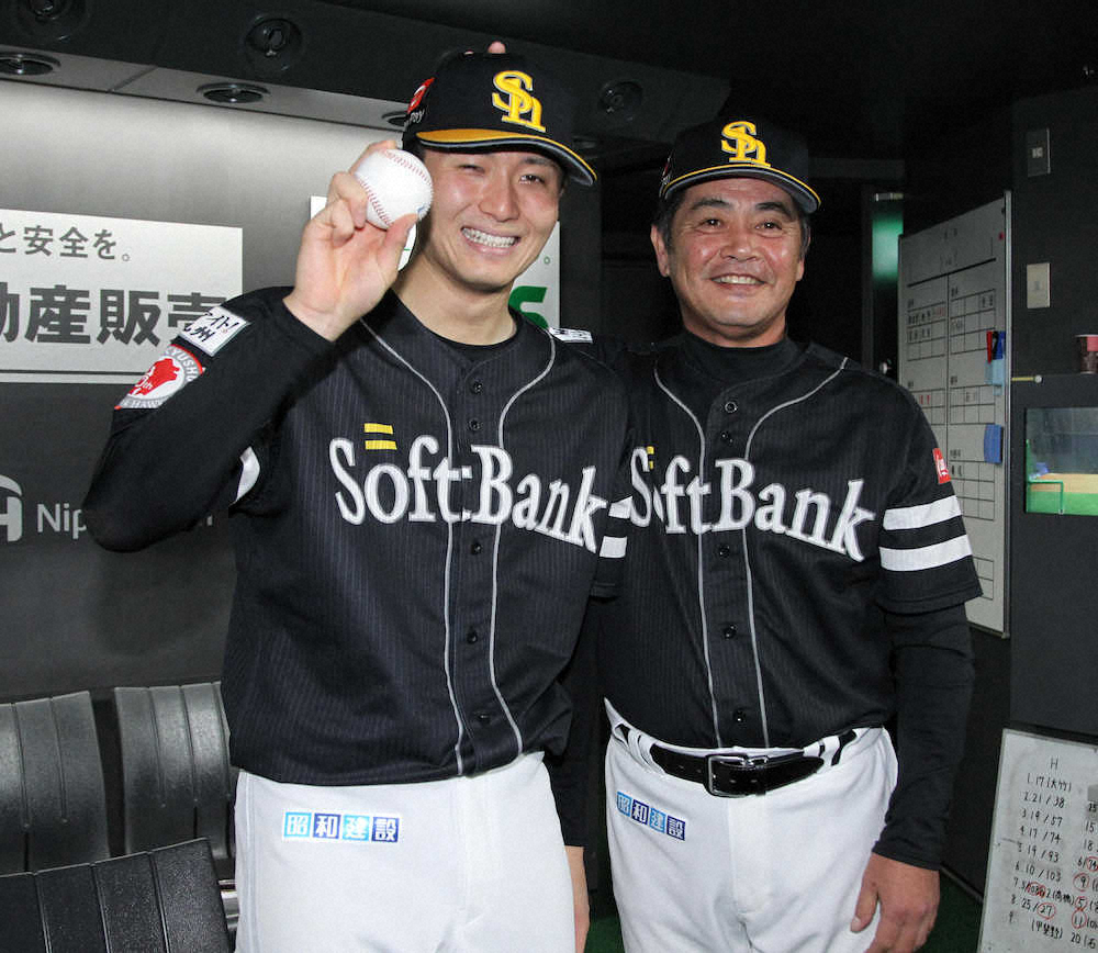プロ初勝利をあげた高橋純（左）はウイニングボールを手に工藤監督と笑顔（撮影・高橋茂夫）