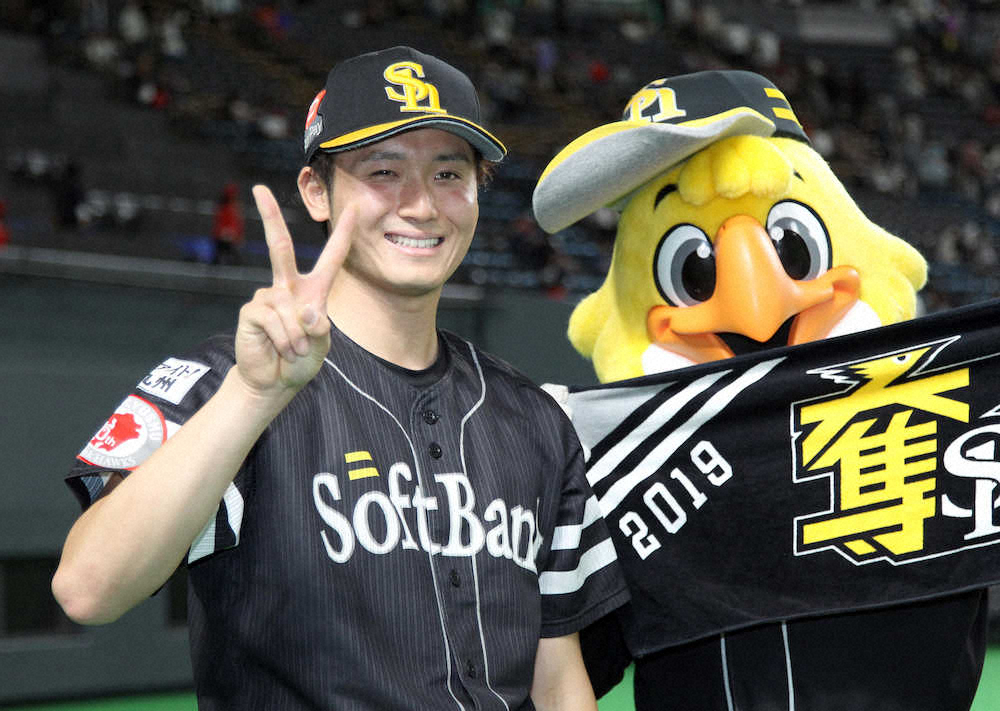 【画像・写真】ソフトB・高橋純「ツイてる」　“球団初”プロ初勝利からの2日連続勝利に照れ笑い