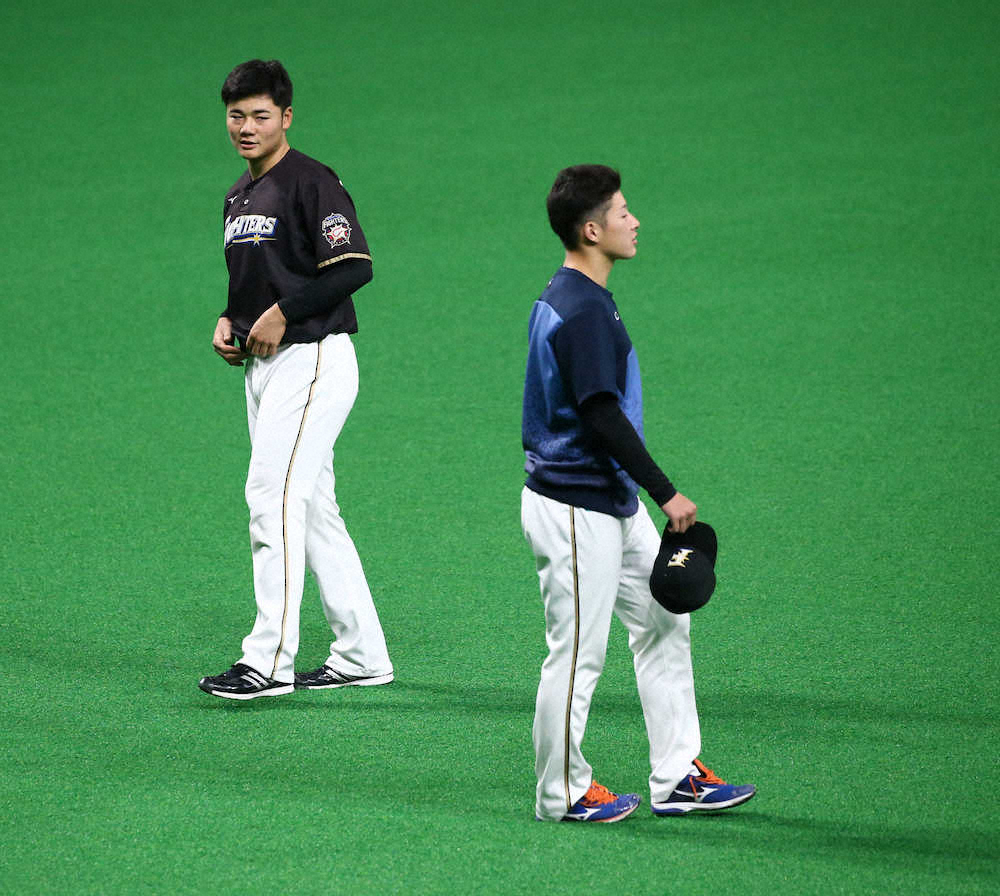 【画像・写真】試合前練習のアップ前に、清宮と話した吉田輝（撮影・高橋茂夫）