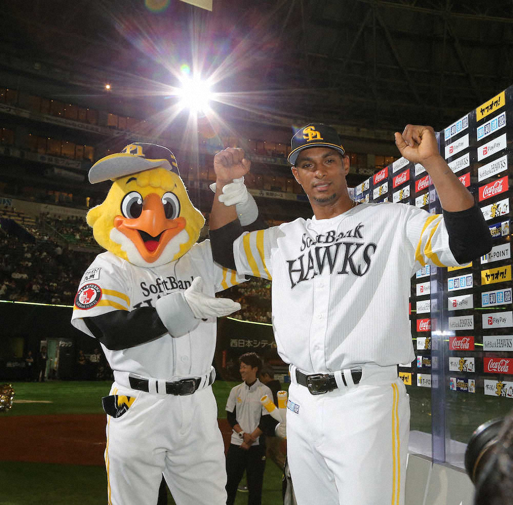 お立ち台でハリーホーク 左 とポーズするグラシアル 撮影 岡田 丈靖 スポニチ Sponichi Annex 野球